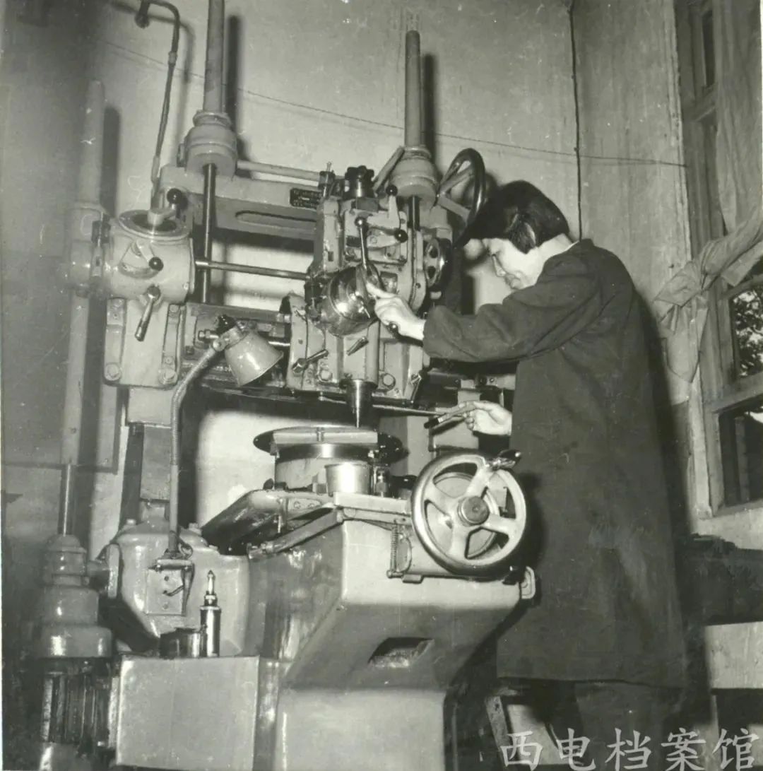 对外通讯代号“815”厂，西电自办的实习工厂，曾参与研制流星余迹通信等科研项目