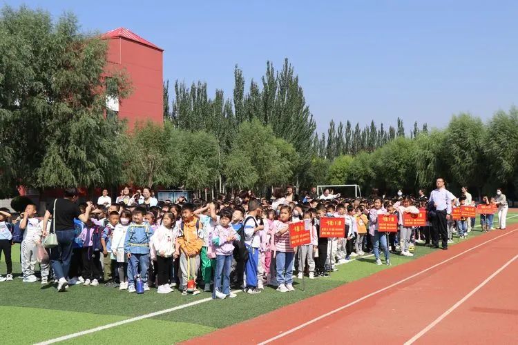 朔州市四小开学第一课：新生报到入学仪式感烙入每个孩子心中