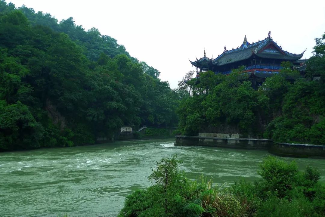 拜水都江堰问道青城山是诗词吗,拜水都江堰问道青城山完整版