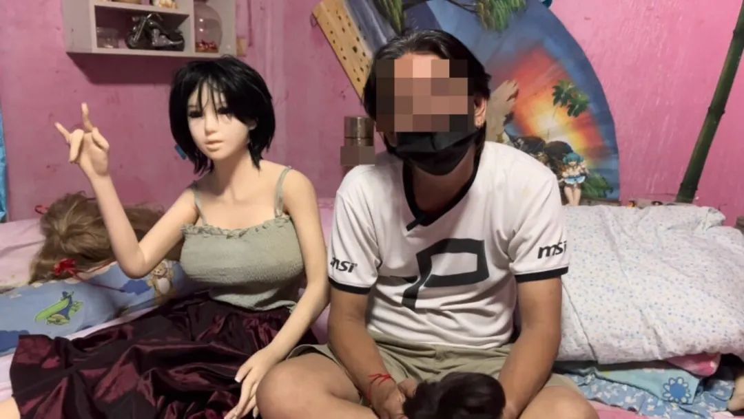 与情趣塑胶娃娃生活4年，泰国男子称可以减少社会问题