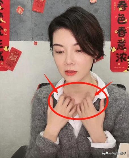 太尴尬!首富前妻车晓直播吓到扣扣子!脖上“草莓”意外抢镜?