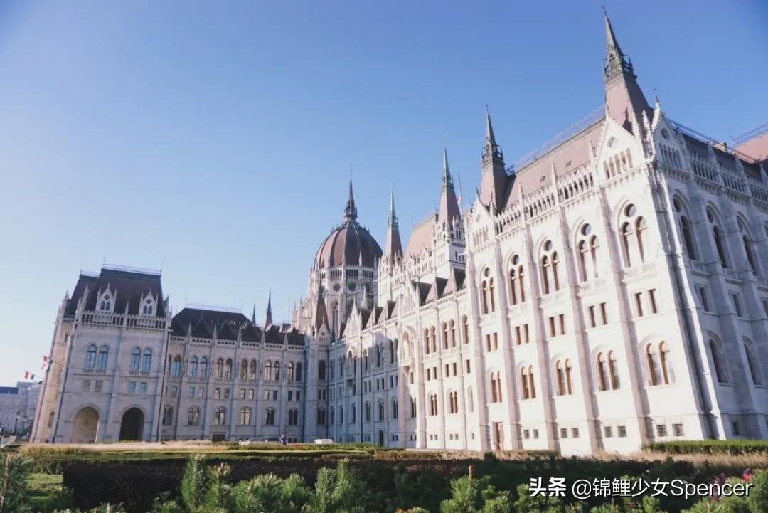 我在布达佩斯，收集了很多秋天送给你