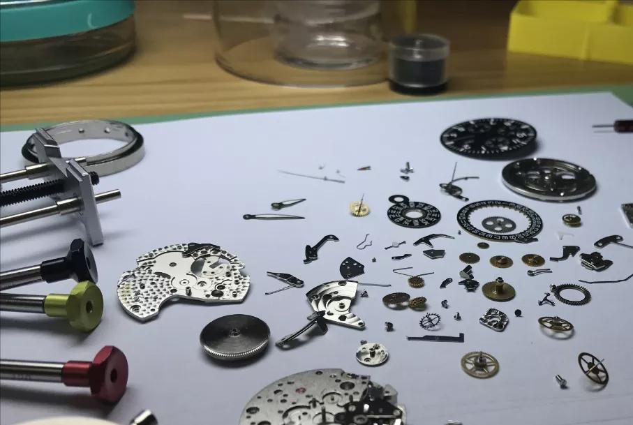 怎么鉴别二手表和组装手表,拼装表和正品表的差别