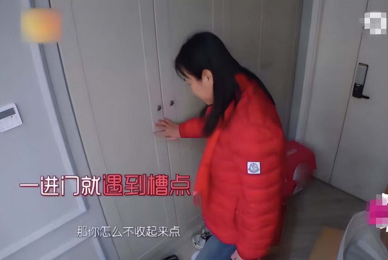 衣服鞋子满天飞,衣服鞋子堆积满地