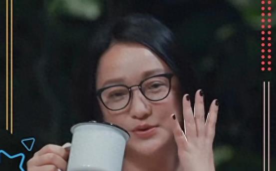 “小丑手”太减分了，这8位女星个个貌美如花，却被手拖后腿