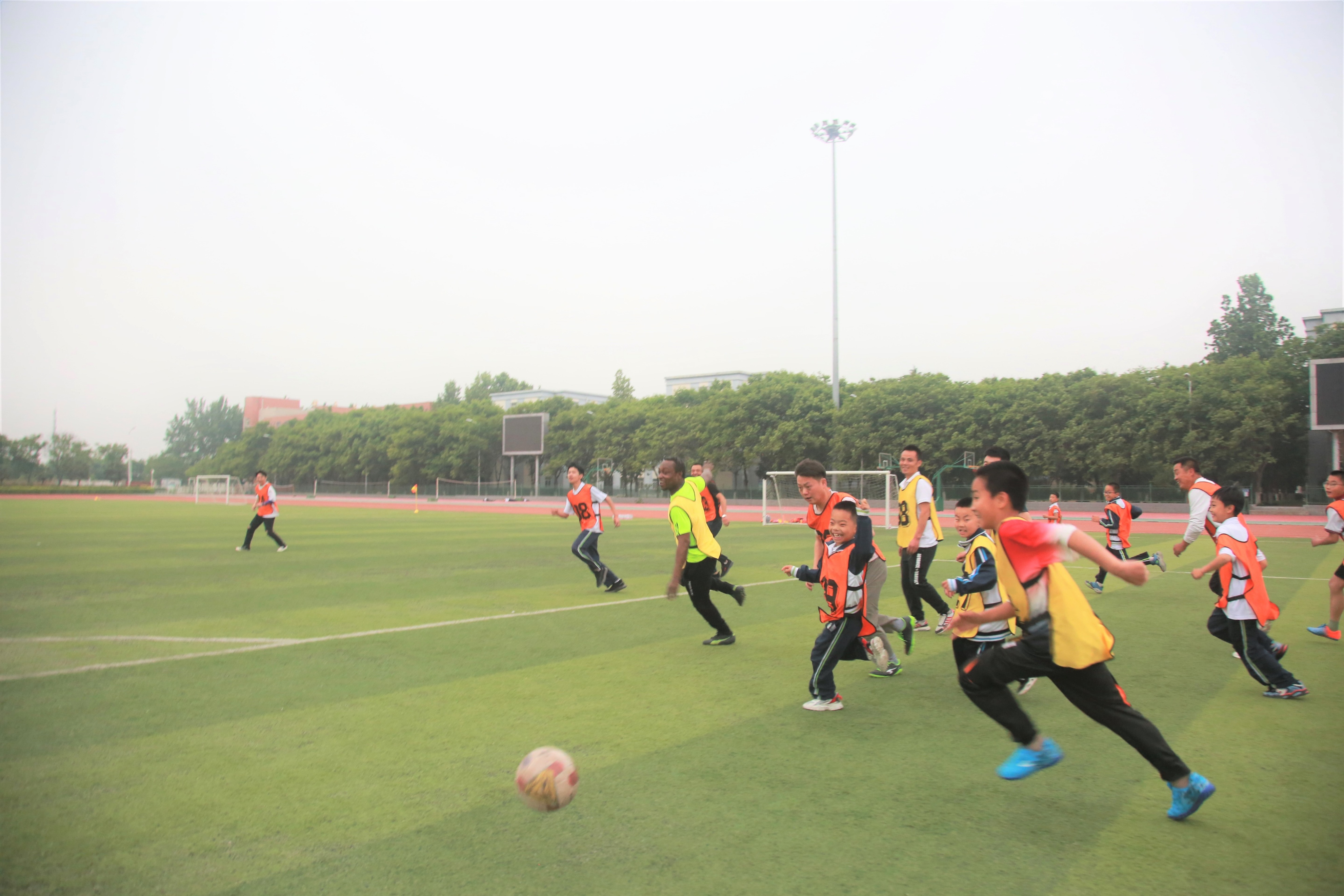 西咸新区第五届中小学足球联赛,西咸新区黄冈泾河学校足球比赛