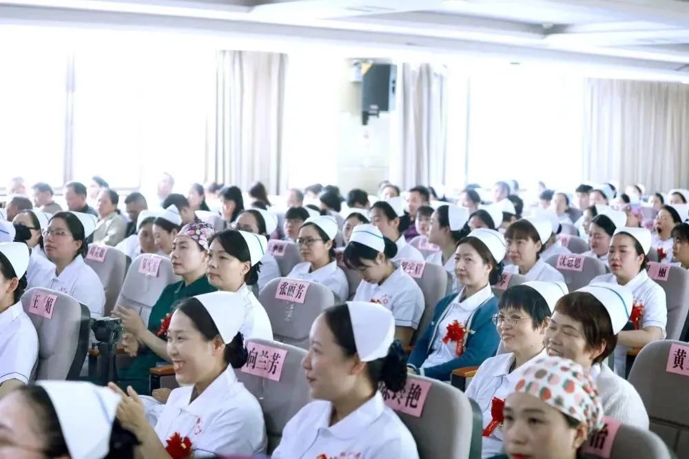 发展护士队伍改善护理服务演讲稿,发展护士队伍改善护理服务黑板报