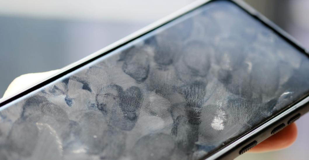 手机屏幕脏了用什么擦干净小妙招,用什么东西给手机屏幕消毒干净