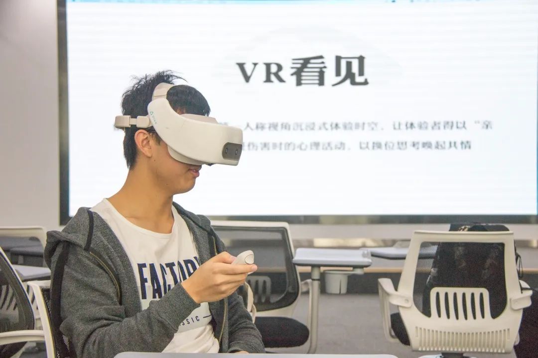 我在VR里被性骚扰了，但我是自愿的