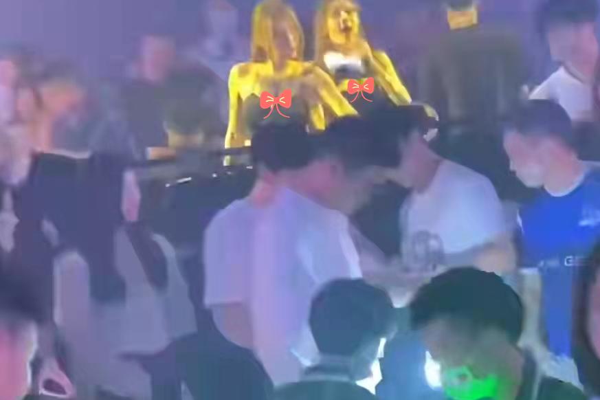 何猷君来武汉吃饭,何猷君路边和辣妹吃夜宵