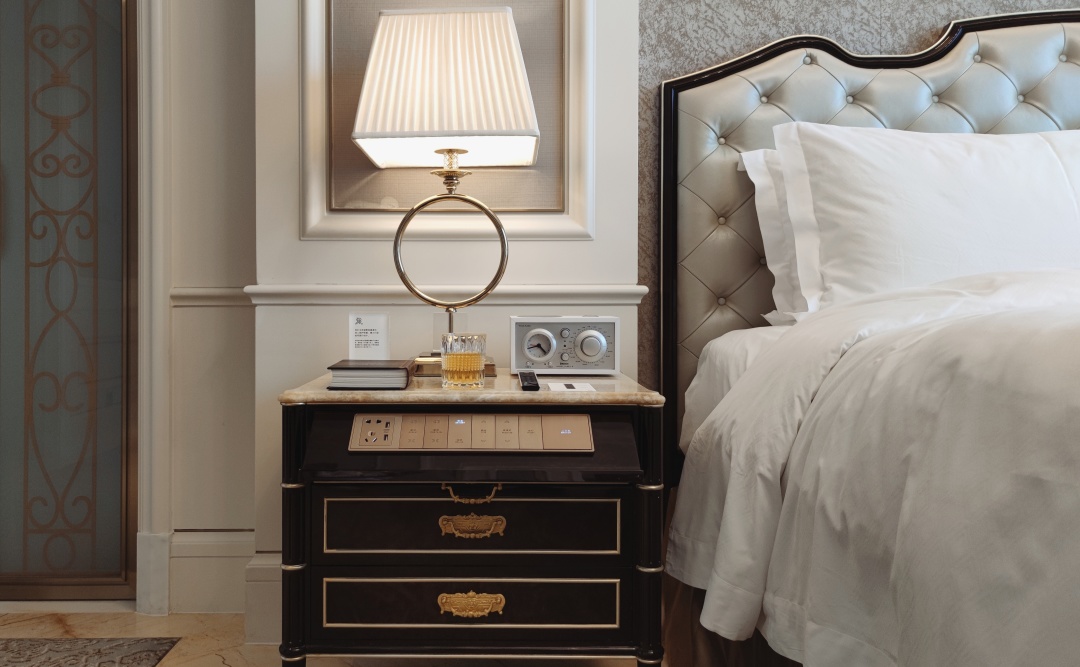 宾馆酒店房间都标配的音箱,顶级酒店房间里的音响