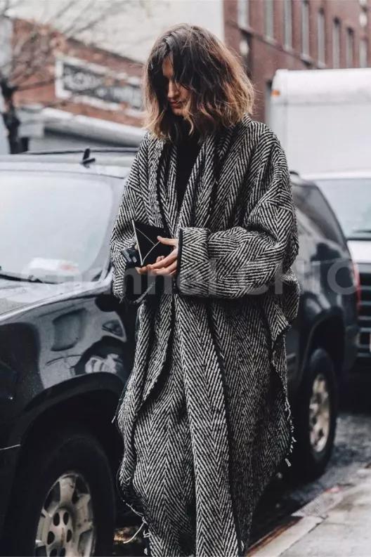 灰色和深灰哪个更适合年轻人穿,暖灰色系搭配灰白满满的高级感