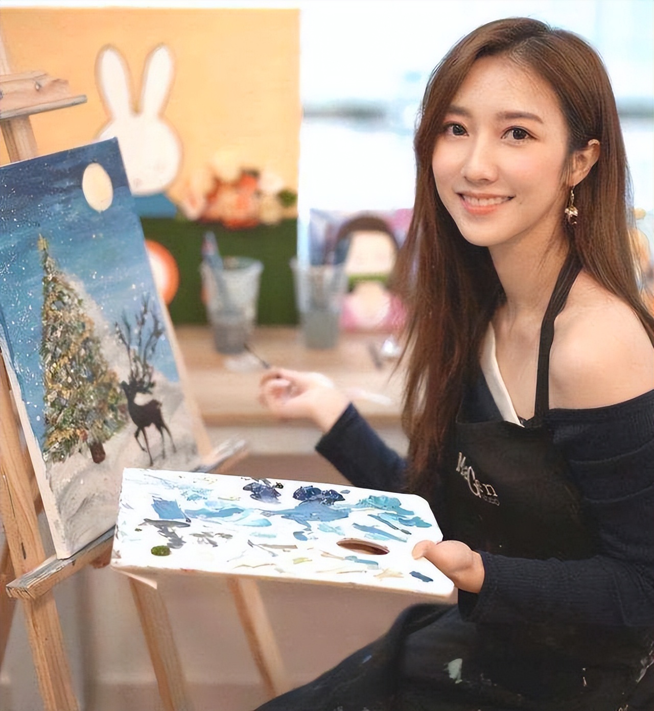 她是90后港姐，香港宅男女神，获高层赏识，活成平民港女上位范本