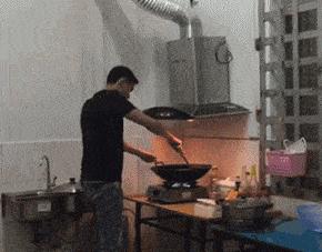 “是小蛇出了轨，还是青蛙劈了腿？”这是现实版的美杜莎？哈哈