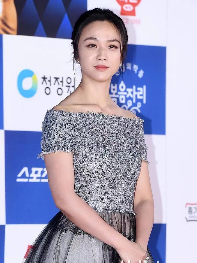 汤唯穿红色连衣裙 (汤唯身穿紫色深v礼服)