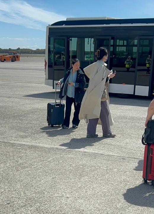 王菲和谢霆锋现身机场,王菲与谢霆锋现身机场