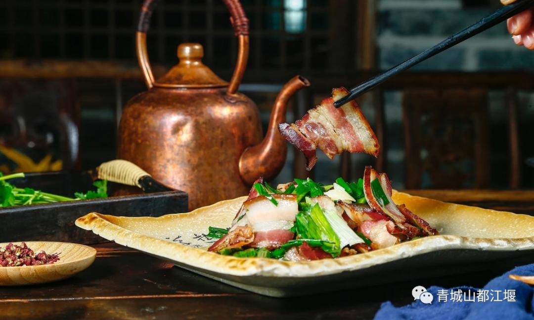 来都江堰的山间溪畔赴一场“好食光”！青山间的火锅店、花园里的小食堂......赏景美食两不误~