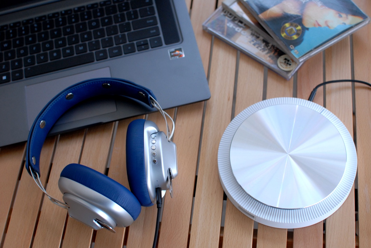 带着露营车出去露营,带着音响去露营