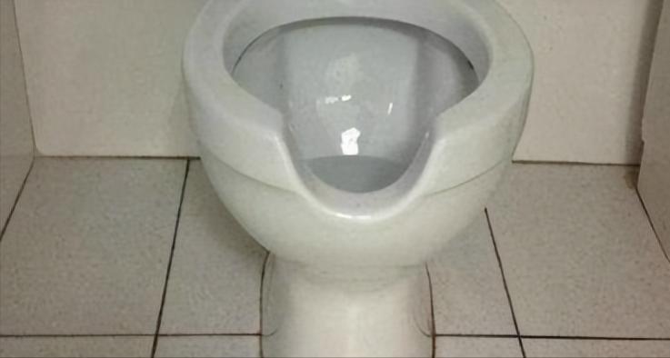 为什么美国的马桶前面有个缺口,美国马桶前面有个缺口