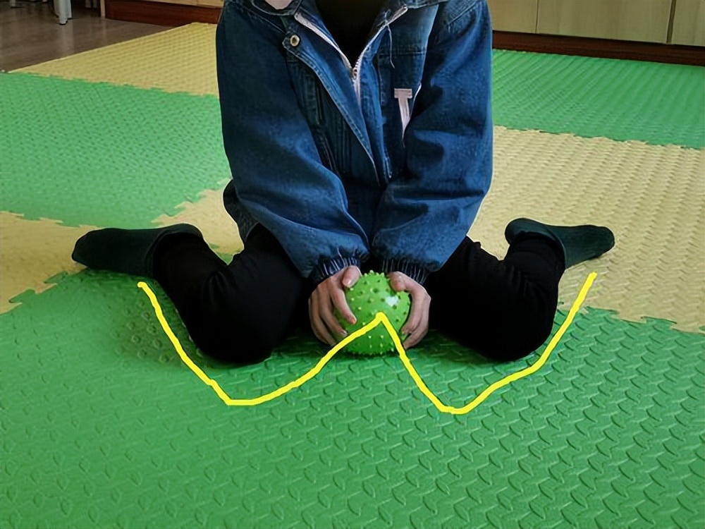 对八字走路的小孩有什么办法,小娃娃走八字怎么纠正