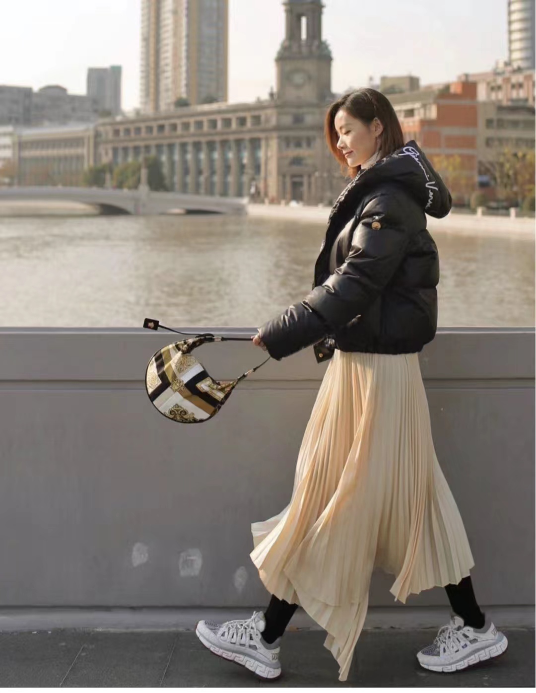 浅蓝色羽绒服怎样搭配黑色半身裙,短款白色羽绒服的最佳搭配半身裙