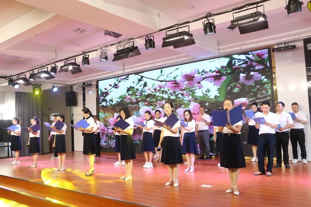 万二小举行2016级毕业典礼暨毕业班综合素质拓展活动