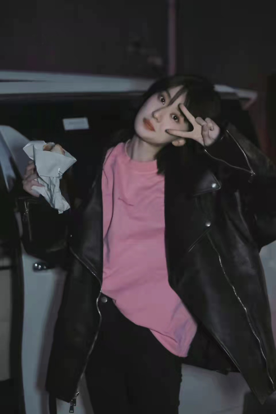 乔欣的粉红t恤穿出时髦感,关关乔欣红机车皮衣