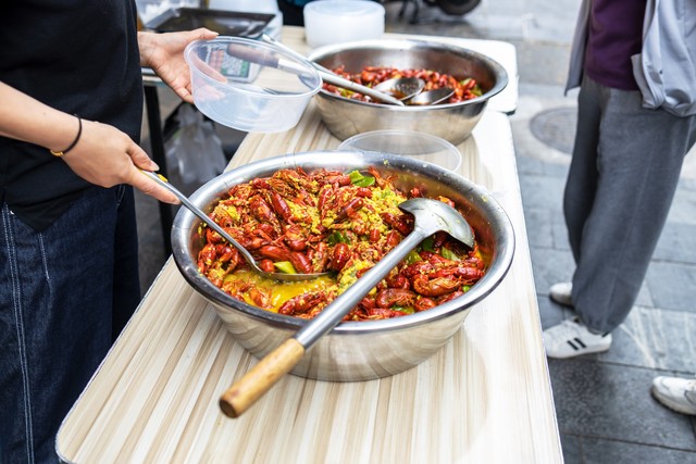 90后创业养殖小龙虾,养小龙虾一亩多少利润招工人