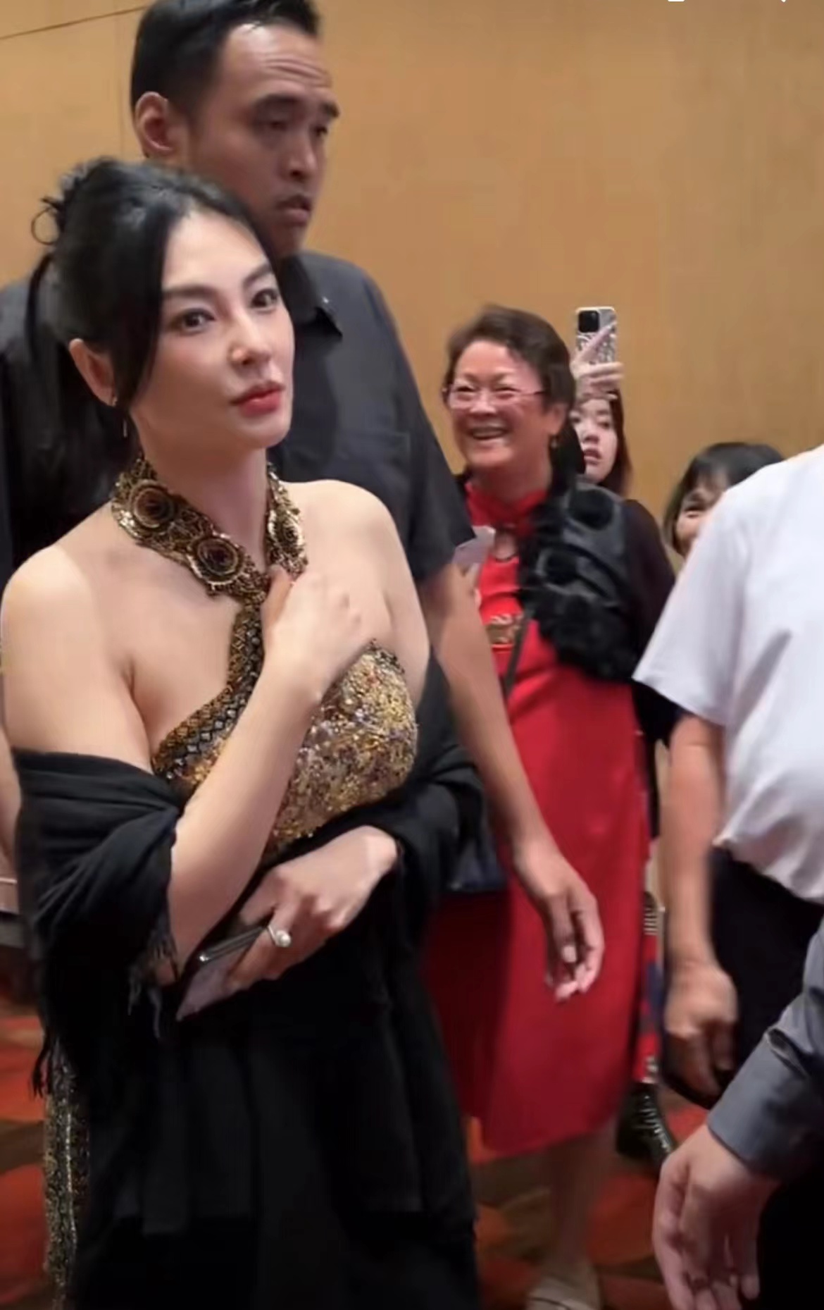 尽显自信之美，全球华语IP盛典红毯女星如何打破“瘦即美”传统