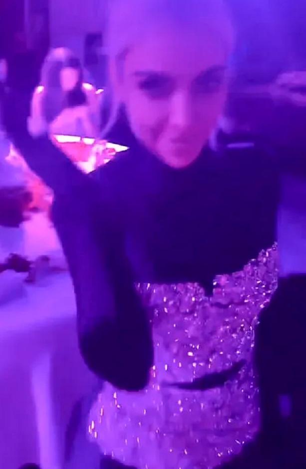 卡戴珊婚礼现场,卡戴珊大姐礼服