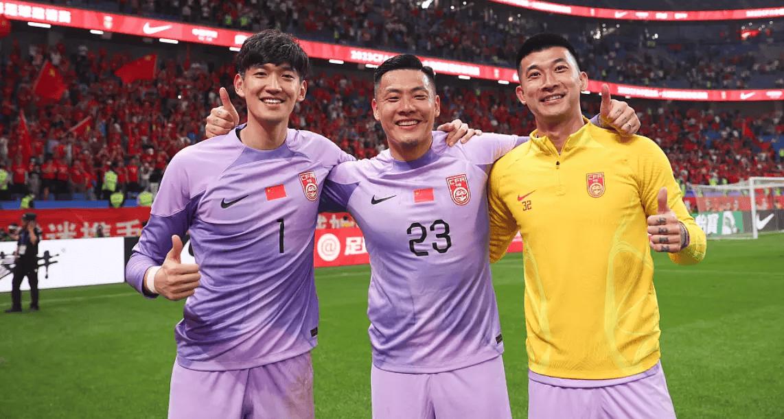 国足vs新西兰颜骏凌扑点,国足球迷打架