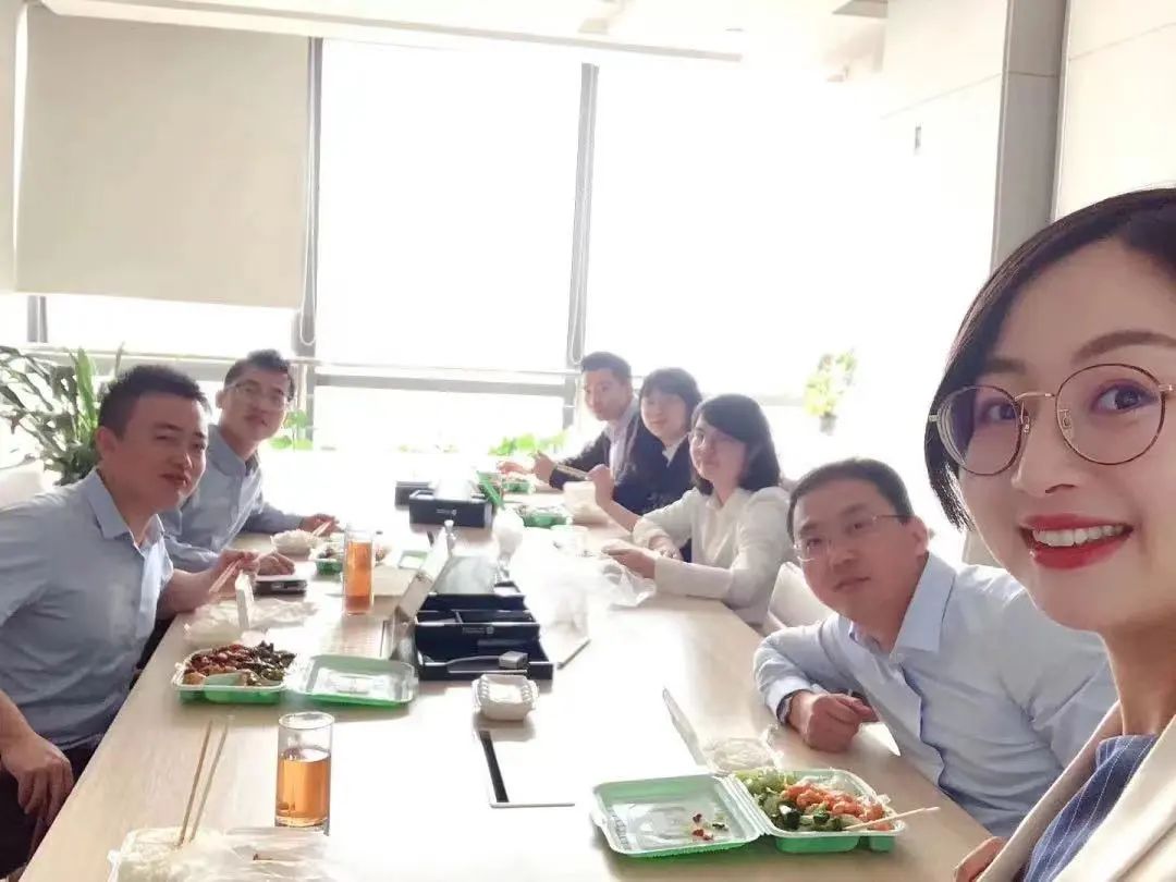 今天我们小张旗鼓地正式开业了