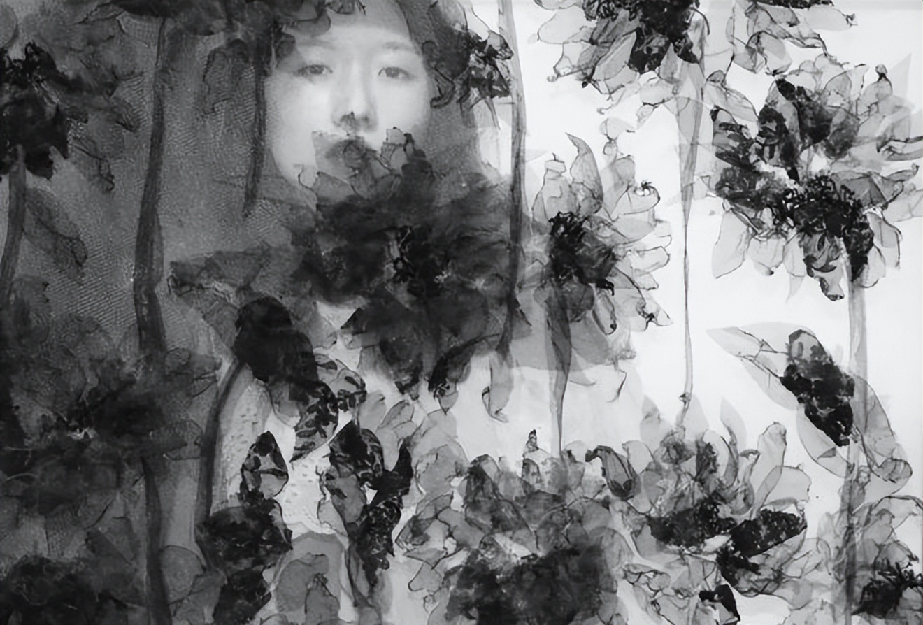 24岁女孩缝出巨型子宫，请人走进去，感受被母体包裹的温柔