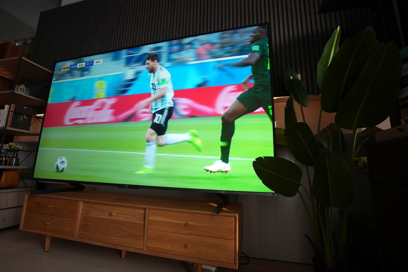 海信电视100寸效果图,家里有个影院