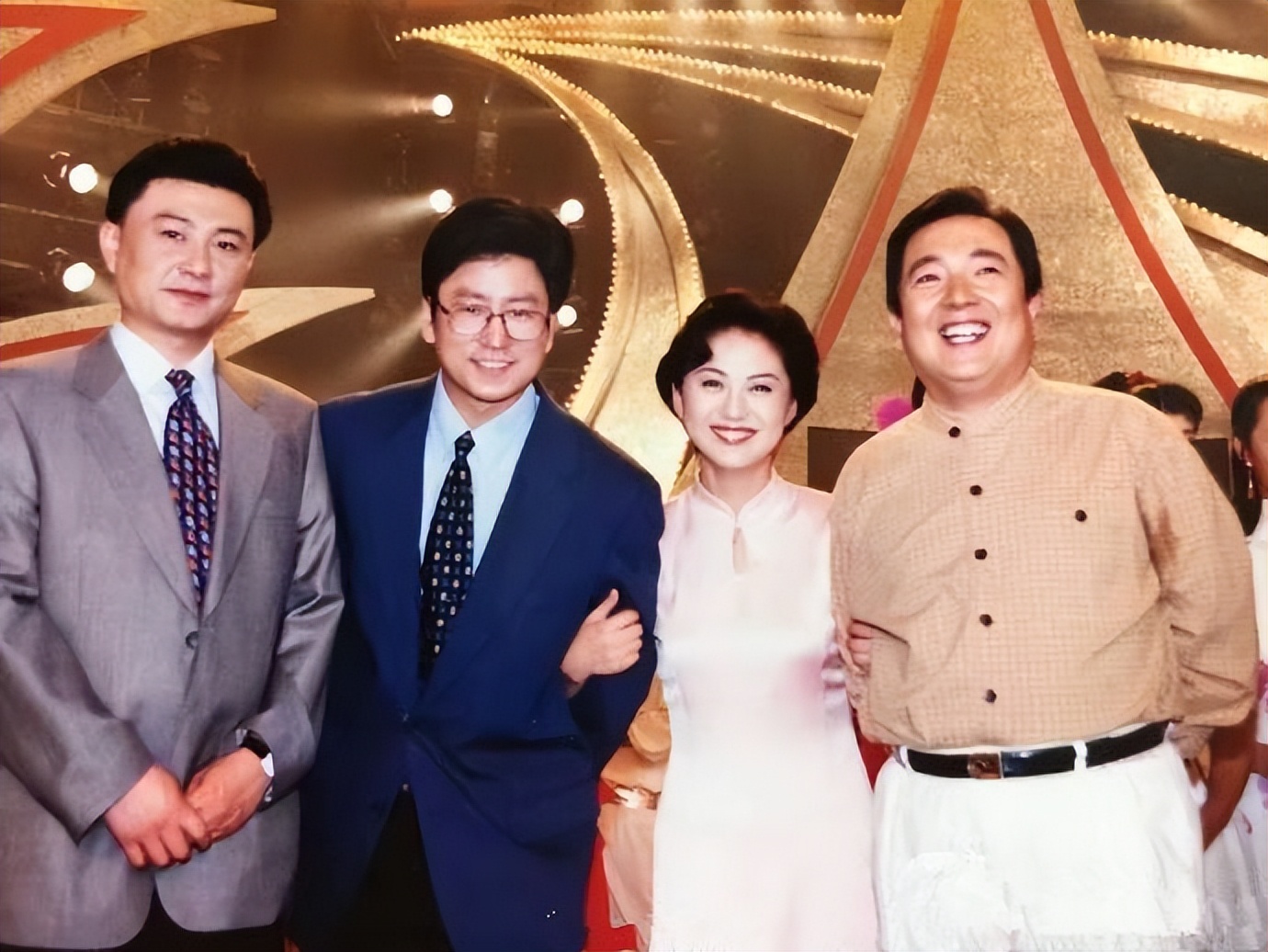 海霞为什么嫁给清华教授,清华北大48岁海霞全家照片