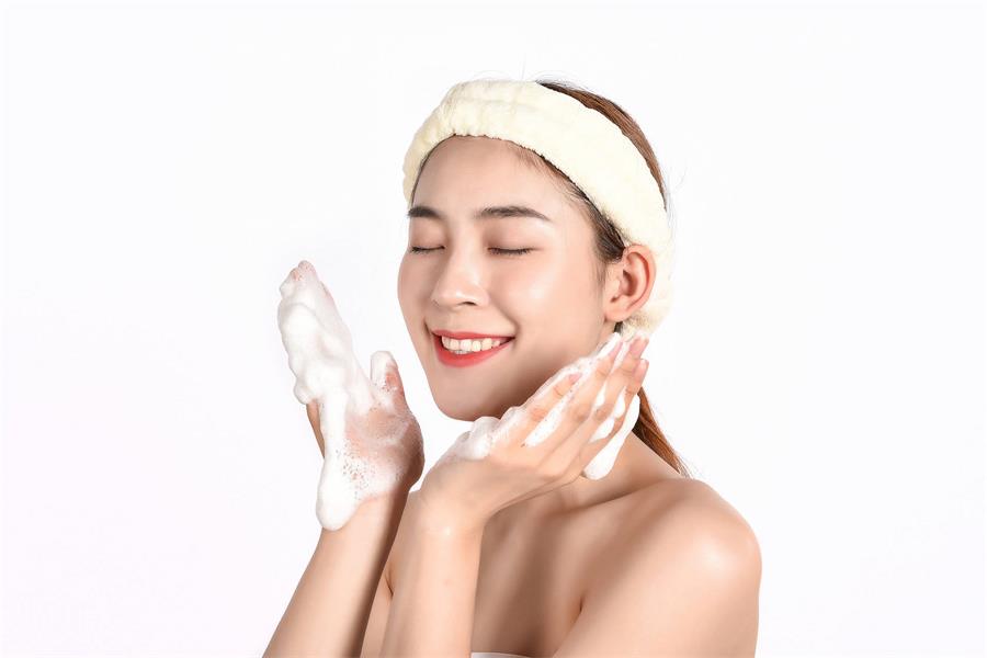 脸部皮肤出油是什么原因,皮肤爱出油吃什么药调理