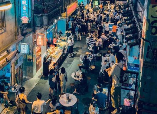 路边摊便宜的衣服哪来的,路边摊10元衣服从哪里来