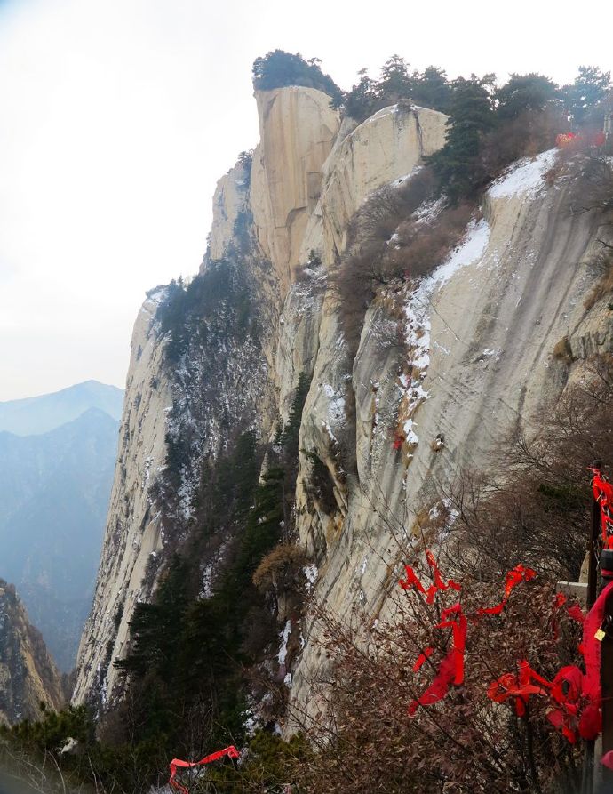 冬日里的华山银装素裹,冬日登上秦岭山脊