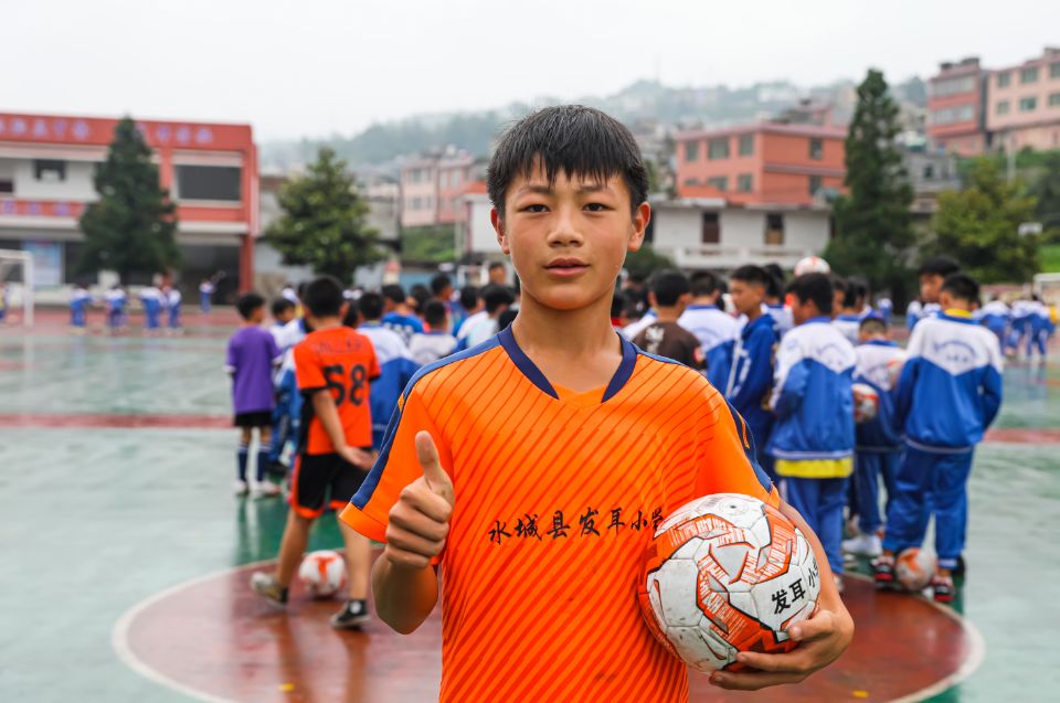 篮球场上练足球！水城这所小学有90多支足球队孩子们5年踢得6个市级比赛NO.1