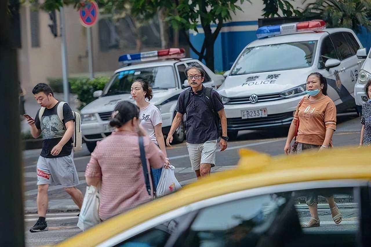 重庆富二代每月零花钱20万,破产后把80岁母亲*养送**老院,开直播还债