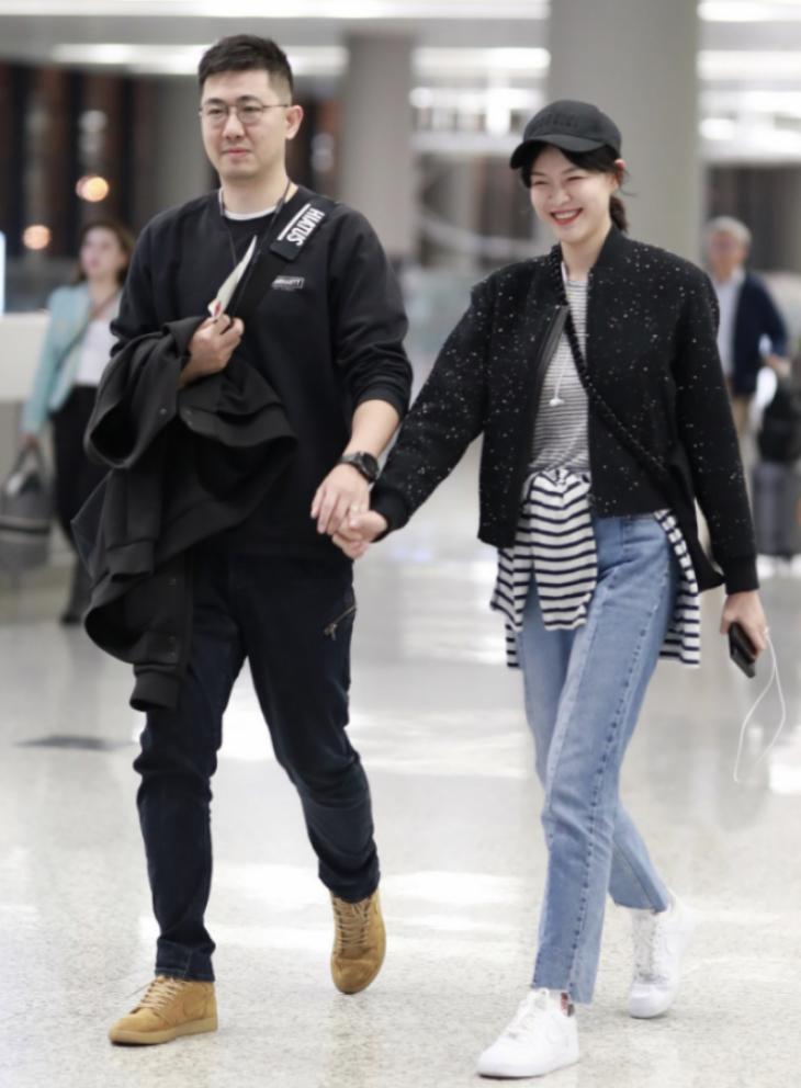 著名主持人李艾：嫁给自己经纪人，婚后一直分房睡，连楼层都不同