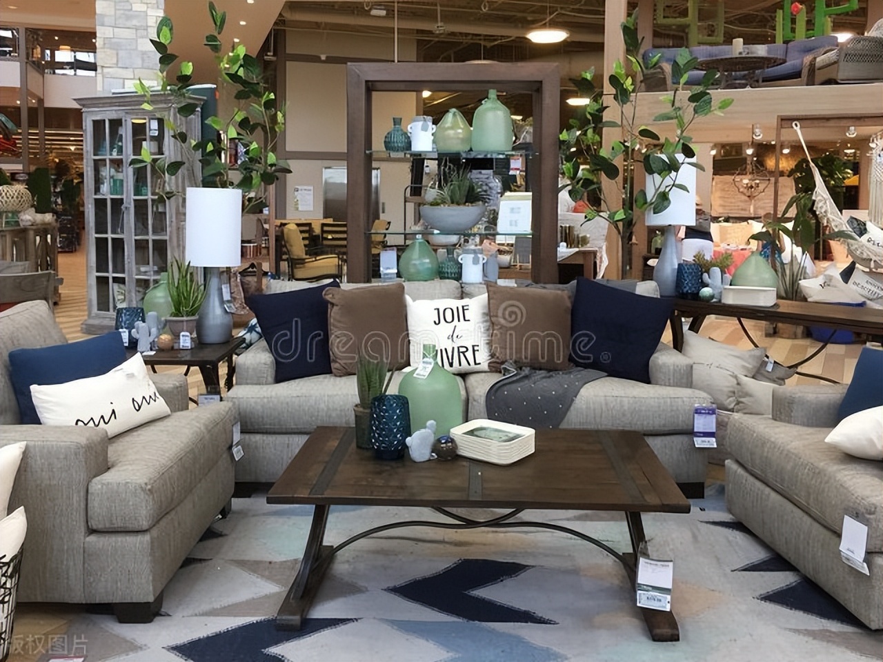 投资30万开家具店,开一个小型家具厂一年利润