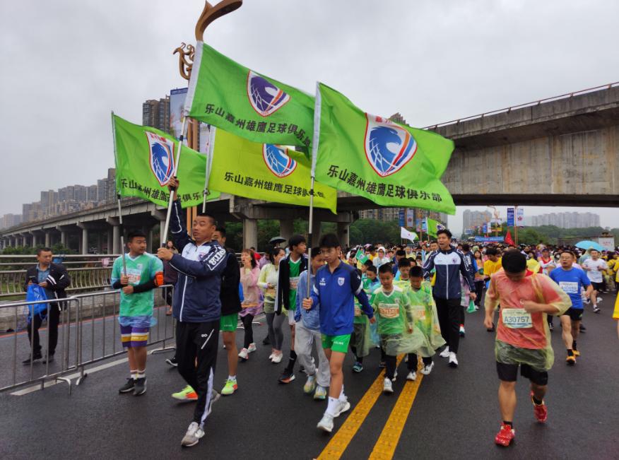 万人一起骑马的视频,万人齐跑马拉松