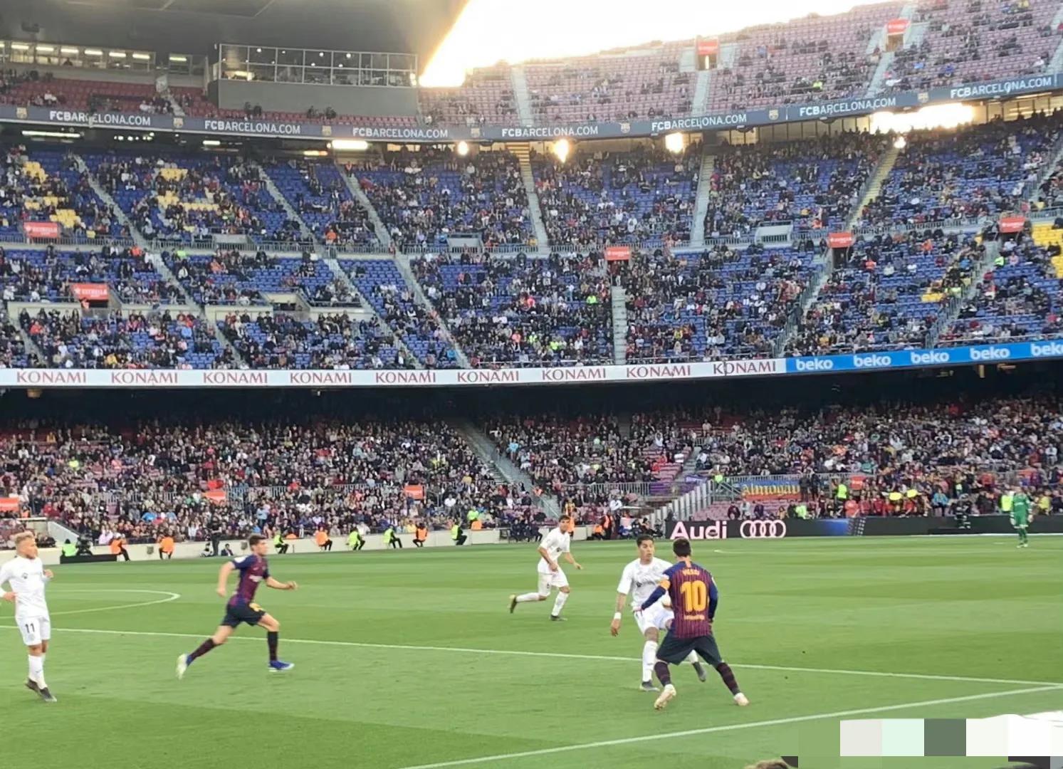 梅西到北京,梅西在北京高举双手鼓掌致意球迷