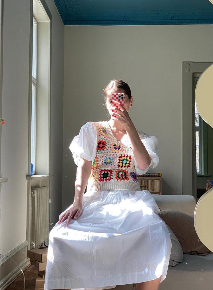 秋日马甲穿搭的n种,春天咖色格子针织马甲怎么搭配