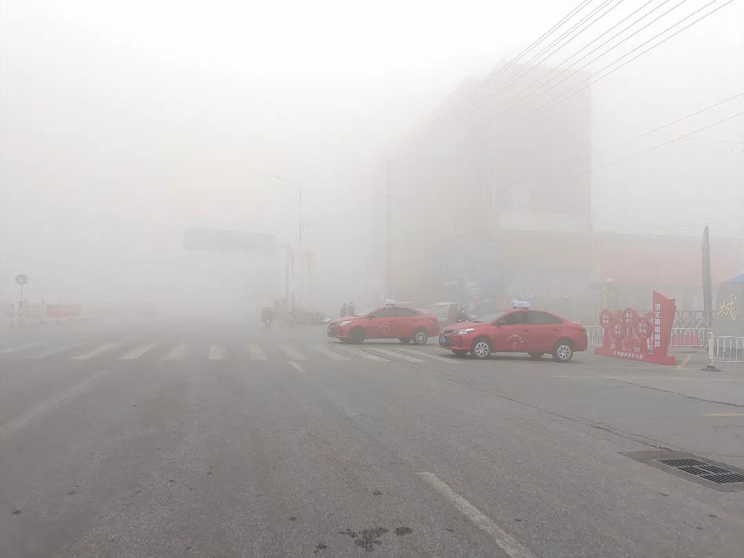 河南省驻马店市汝南县大雾预警,今晨大雾宛如仙境