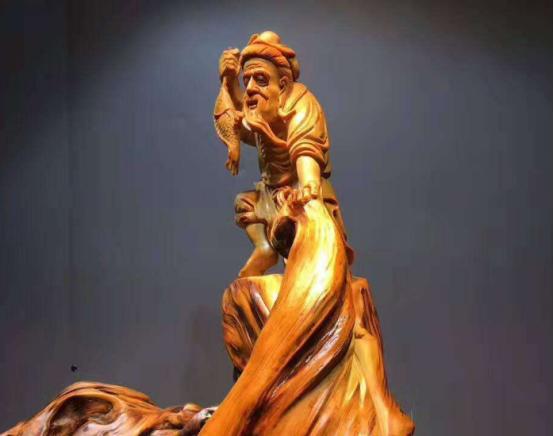 根雕雄狮三百万拒买照片,广西男子雕出15米雄狮