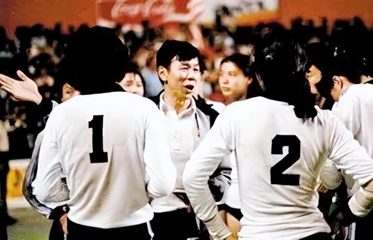 女排功勋袁伟民近况,女排老教练袁伟民的现状