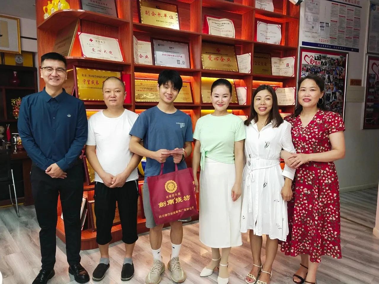 杰出企业家杨涛大爱感动商会会员，一小时抢购“爱心酒”50万！