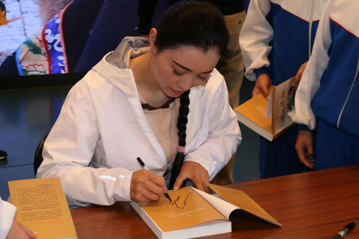 12年前把狼带回家当儿子,12年前成都女孩把狼儿带回家